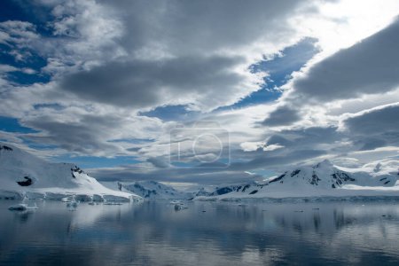 Foto de Vista de la Antártida. en un día nublado - Imagen libre de derechos