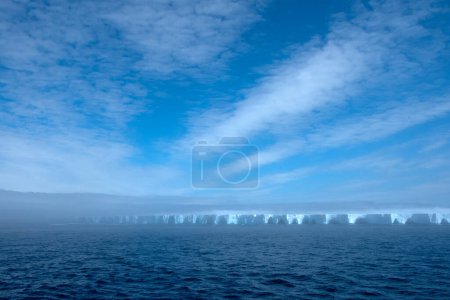 Foto de Gran iceberg azul rodeado de niebla flotando en la Antártida. - Imagen libre de derechos