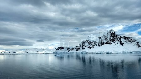 Foto de Montañas en la Antártida y témpanos flotando en el agua. - Imagen libre de derechos