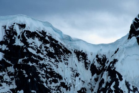 Foto de Una cornisa azul en las montañas de la Antártida. - Imagen libre de derechos