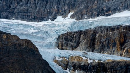 Un petit glacier près du glacier Athabasca et du champ de glace Columbia en Alberta, Canada.