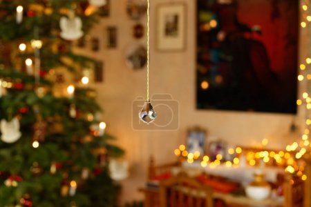 Téléchargez les photos : Noël intérieur lumineux avec cristal coupé Tag - en image libre de droit
