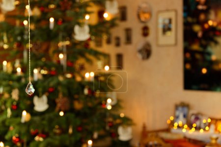 Téléchargez les photos : Bokeh décor de salle de Noël avec cristal biseauté au premier plan - en image libre de droit