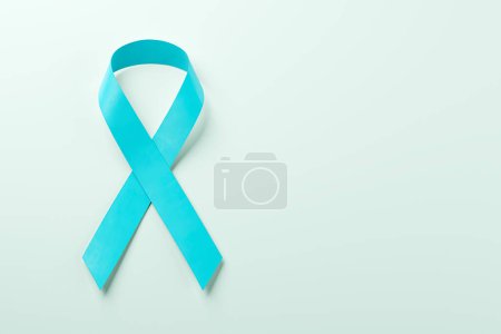 Téléchargez les photos : Ruban bleu réaliste, symbole de la Journée mondiale du cancer de la prostate en novembre . - en image libre de droit