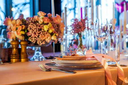 Téléchargez les photos : Table de dîner luxueuse dans un restaurant - en image libre de droit