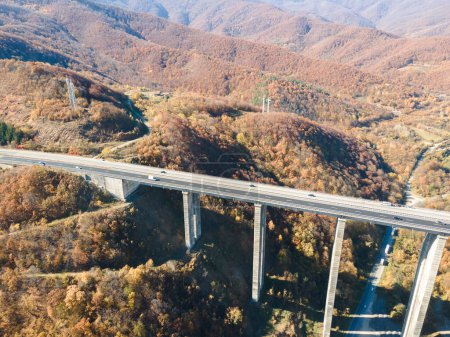 Foto de Vista aérea del Viaducto Bebresh en la autopista Hemus (A2), Paso Vitinya, Región de Sofía, Bulgaria - Imagen libre de derechos