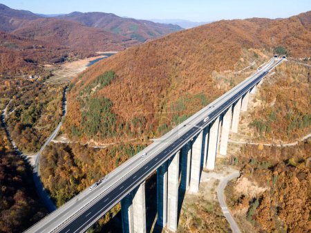 Foto de Vista aérea del Viaducto Bebresh en la autopista Hemus (A2), Paso Vitinya, Región de Sofía, Bulgaria - Imagen libre de derechos