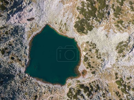 Téléchargez les photos : Incroyable vue aérienne de la montagne Rila près du pic Musala, Bulgarie - en image libre de droit