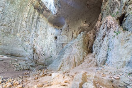 Téléchargez les photos : Grotte de Prohodna connue comme les yeux de Dieu près du village de Karlukovo, région de Lovech, Bulgarie - en image libre de droit