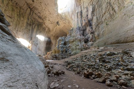 Foto de Prohodna cueva conocida como los ojos de Dios cerca de la aldea de Karlukovo, región de Lovech, Bulgaria - Imagen libre de derechos
