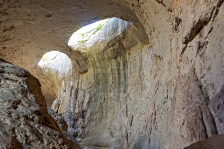 Foto de Prohodna cueva conocida como los ojos de Dios cerca de la aldea de Karlukovo, región de Lovech, Bulgaria - Imagen libre de derechos