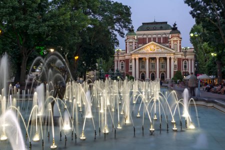 Téléchargez les photos : SOFIA, BULGARIE - 30 JUILLET 2021 : Incroyable coucher de soleil vue panoramique sur le centre-ville de Sofia, Bulgarie - en image libre de droit