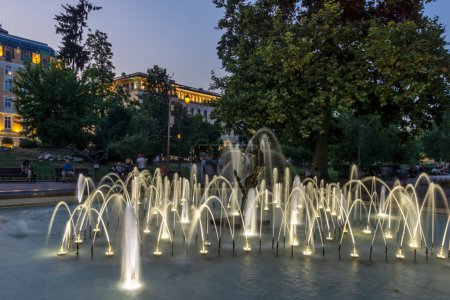 Téléchargez les photos : SOFIA, BULGARIE - 30 JUILLET 2021 : Incroyable coucher de soleil vue panoramique sur le centre-ville de Sofia, Bulgarie - en image libre de droit