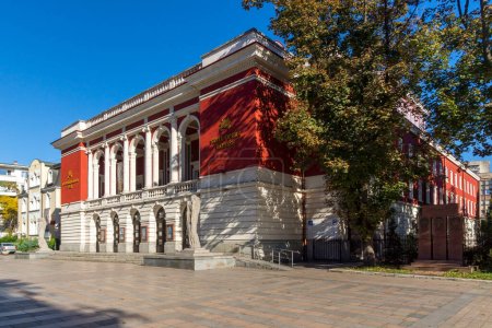 Foto de RUSE, BULGARIA-NOVIEMBRE 2, 2020: Edificio típico y calle en el centro de la ciudad de Ruse, Bulgaria - Imagen libre de derechos