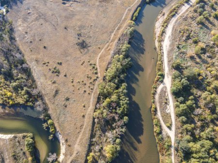 Foto de Vista aérea del río Maritsa cerca del pueblo de Orizari, región de Plovdiv, Bulgaria - Imagen libre de derechos