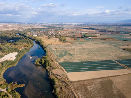 Téléchargez les photos : Vue aérienne de la rivière Maritsa près du village d'Orizari, région de Plovdiv, Bulgarie - en image libre de droit