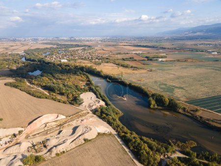 Foto de Vista aérea del río Maritsa cerca del pueblo de Orizari, región de Plovdiv, Bulgaria - Imagen libre de derechos
