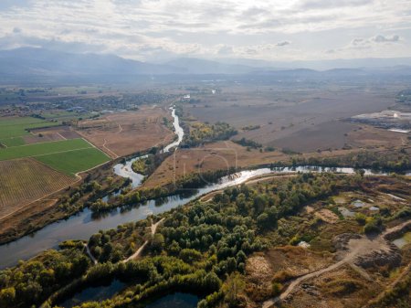 Vue aérienne de la rivière Maritsa près du village d'Orizari, région de Plovdiv, Bulgarie