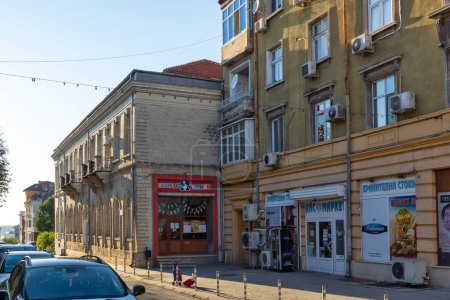 Foto de RUSE, BULGARIA-NOVIEMBRE 2, 2020: Edificio típico y calle en el centro de la ciudad de Ruse, Bulgaria - Imagen libre de derechos