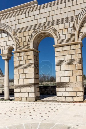 Téléchargez les photos : Ruines de la Grande Basilique - la plus grande cathédrale chrétienne d'Europe médiévale près de la capitale du Premier Empire bulgare Pliska, Bulgarie - en image libre de droit