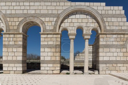 Téléchargez les photos : Ruines de la Grande Basilique - la plus grande cathédrale chrétienne d'Europe médiévale près de la capitale du Premier Empire bulgare Pliska, Bulgarie - en image libre de droit