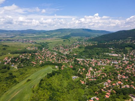 Téléchargez les photos : Incroyable vue aérienne de la montagne Vitosha près du village de Rudartsi, région de Pernik, Bulgarie - en image libre de droit