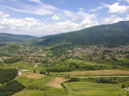 Téléchargez les photos : Incroyable vue aérienne de la montagne Vitosha près du village de Rudartsi, région de Pernik, Bulgarie - en image libre de droit