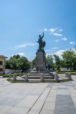 Foto de KARLOVO, BULGARIA - 7 de julio de 2023: Monumento al héroe nacional y revolucionario búlgaro Vasil Levski en la ciudad de Karlovo, región de Plovdiv, Bulgaria - Imagen libre de derechos