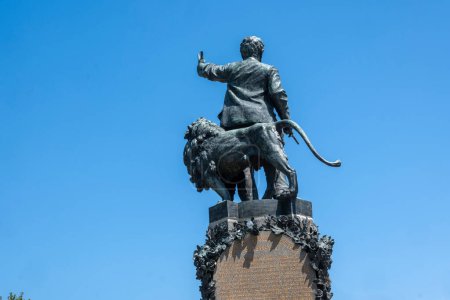 Foto de KARLOVO, BULGARIA - 7 de julio de 2023: Monumento al héroe nacional y revolucionario búlgaro Vasil Levski en la ciudad de Karlovo, región de Plovdiv, Bulgaria - Imagen libre de derechos