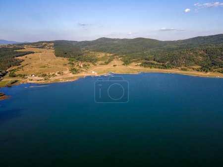 Téléchargez les photos : Vue Aérienne Du Coucher Du Soleil Du Réservoir De Zhrebchevo, Région De Sliven, Bulgarie - en image libre de droit