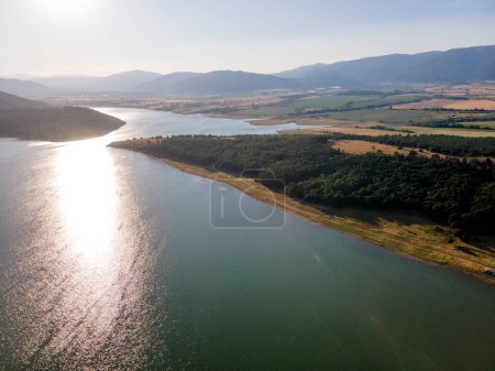 Téléchargez les photos : Vue Aérienne Du Coucher Du Soleil Du Réservoir De Zhrebchevo, Région De Sliven, Bulgarie - en image libre de droit