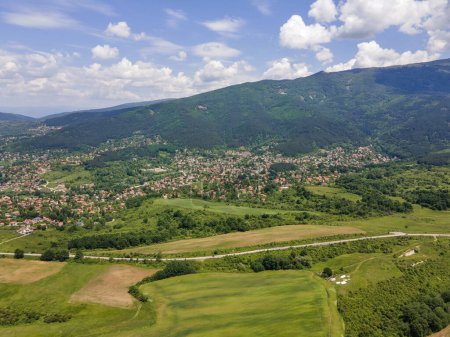 Erstaunliche Luftaufnahme des Vitosha-Gebirges in der Nähe des Dorfes Rudartsi, Region Pernik, Bulgarien