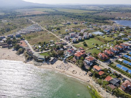 Téléchargez les photos : Vue aérienne de la côte de la mer Noire près de la plage d'Arapya, Région de Burgas, Bulgarie - en image libre de droit