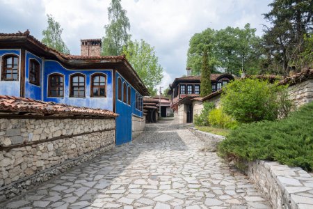 Calle típica y casas antiguas en la ciudad histórica de Koprivshtitsa, Región de Sofía, Bulgaria