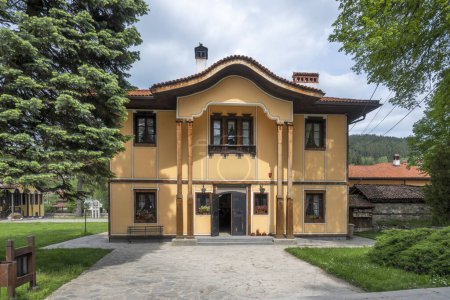 Rue typique et vieilles maisons dans la ville historique de Koprivshtitsa, Région de Sofia, Bulgarie