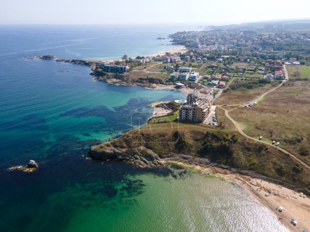 Téléchargez les photos : Vue aérienne de la côte de la mer Noire près de la plage de Corail, Région de Burgas, Bulgarie - en image libre de droit