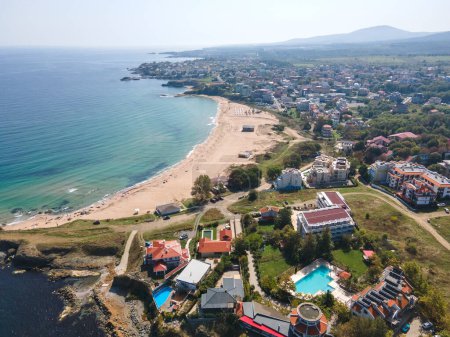 Téléchargez les photos : Vue aérienne de la côte de la mer Noire près de la plage de Corail, Région de Burgas, Bulgarie - en image libre de droit