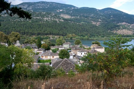 Foto de Panorama de la isla en Pamvotida en la ciudad de Ioannina, Epiro, Grecia - Imagen libre de derechos