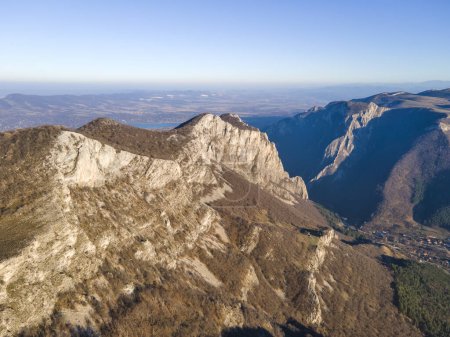 Téléchargez les photos : Incroyable paysage d'automne aérien des montagnes balkaniques et du col Vratsata, Bulgarie - en image libre de droit