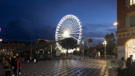 Téléchargez les photos : NICE, FRANCE - 25 JANVIER 2024 : Coucher de soleil sur la vieille ville de Nice, Provence Alpes-Côte d'Azur, France - en image libre de droit