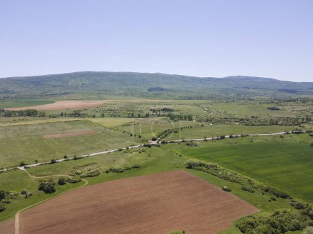 Frühling Luftaufnahme von ländlichen Gebieten in der Nähe der Stadt Godech, Region Sofia, Bulgarien