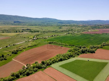 Foto de Primavera Vista aérea de la tierra rural cerca de la ciudad de Godech, región de Sofía, Bulgaria - Imagen libre de derechos