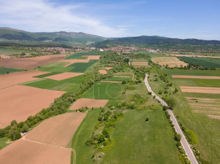 Foto de Primavera Vista aérea de la tierra rural cerca de la ciudad de Godech, región de Sofía, Bulgaria - Imagen libre de derechos