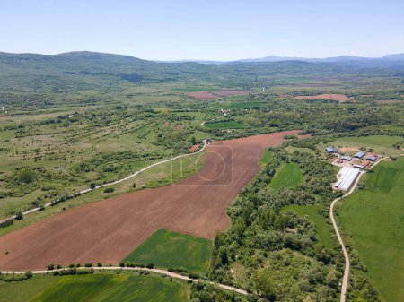 Frühling Luftaufnahme von ländlichen Gebieten in der Nähe der Stadt Godech, Region Sofia, Bulgarien