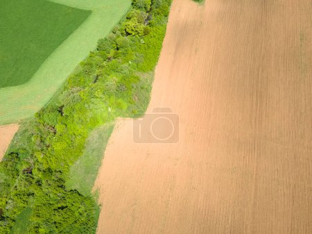 Téléchargez les photos : Printemps Vue aérienne des terres rurales près de la ville de Godech, région de Sofia, Bulgarie - en image libre de droit