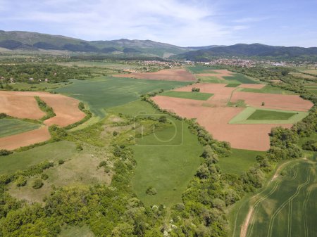 Téléchargez les photos : Printemps Vue aérienne des terres rurales près de la ville de Godech, région de Sofia, Bulgarie - en image libre de droit