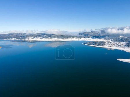 Vista aérea de invierno del embalse de Batak, región de Pazardzhik, Bulgaria