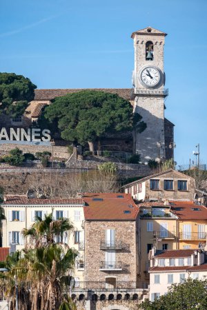 Foto de CANNES, FRANCIA - 29 DE ENERO DE 2024: Panorama de la ciudad de Cannes, Provenza Alpes-Costa Azul, Francia - Imagen libre de derechos