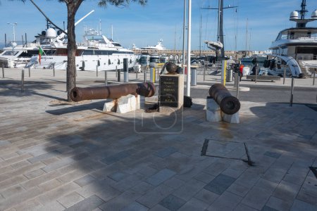 Téléchargez les photos : ANTIBES, FRANCE - 29 JANVIER 2024 : Panorama du port d'Antibes, Provence Alpes-Côte d'Azur, France - en image libre de droit