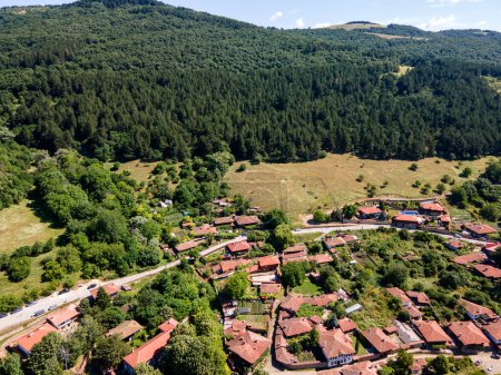 Luftaufnahme des Dorfes Zheravna mit Häusern aus dem neunzehnten Jahrhundert, Sliven Region, Bulgarien